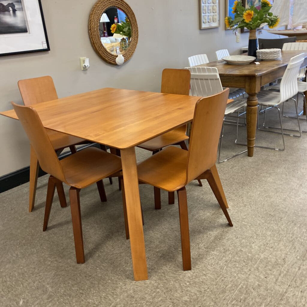 Scandinavian Table w/4 Chairs