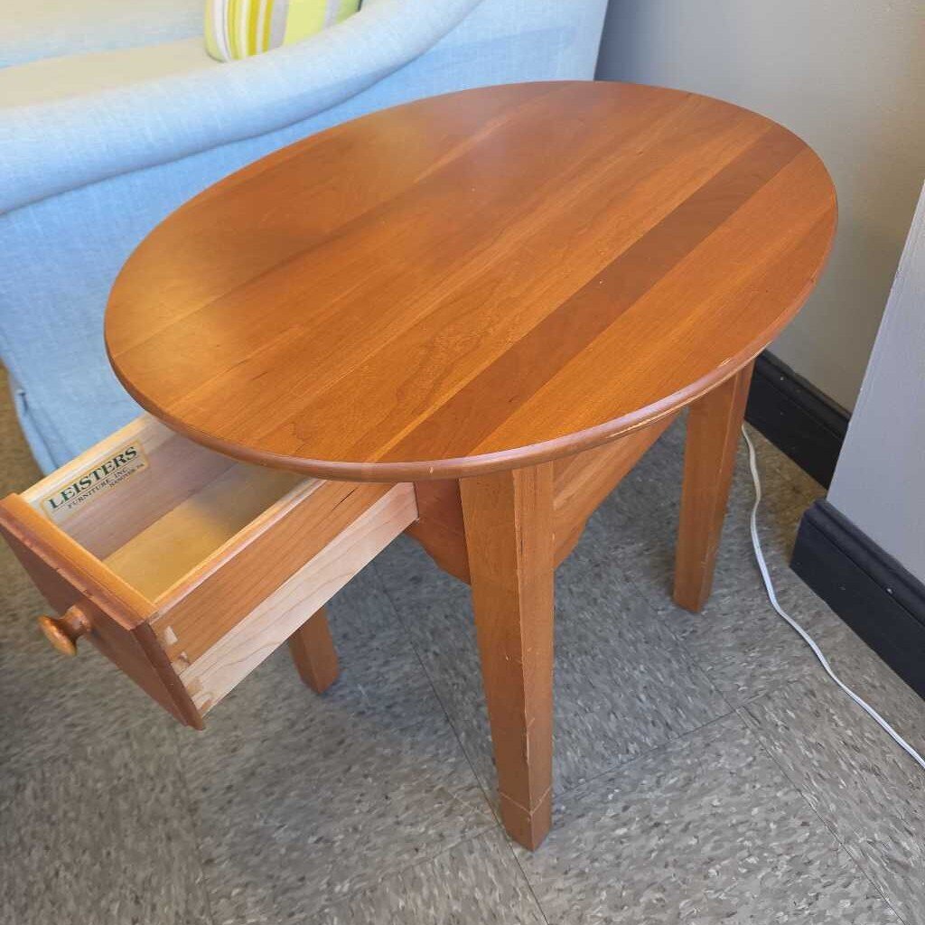 Leister's Furniture Round Top Cherry End Table