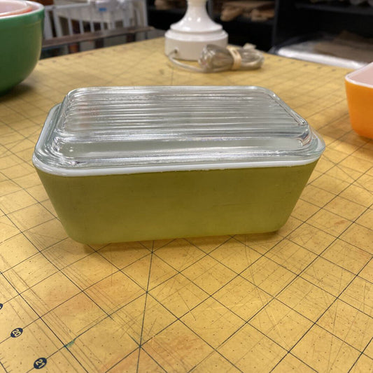 Medium Pyrex Refrigerator Dish W/Lid