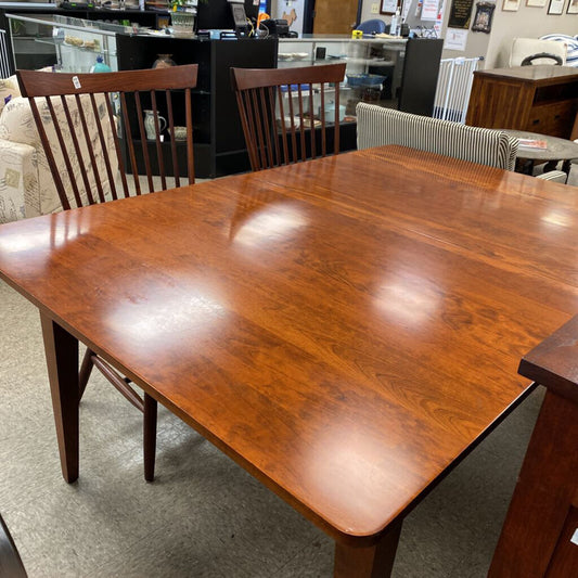 Cabot House Everyday Table w/Chairs