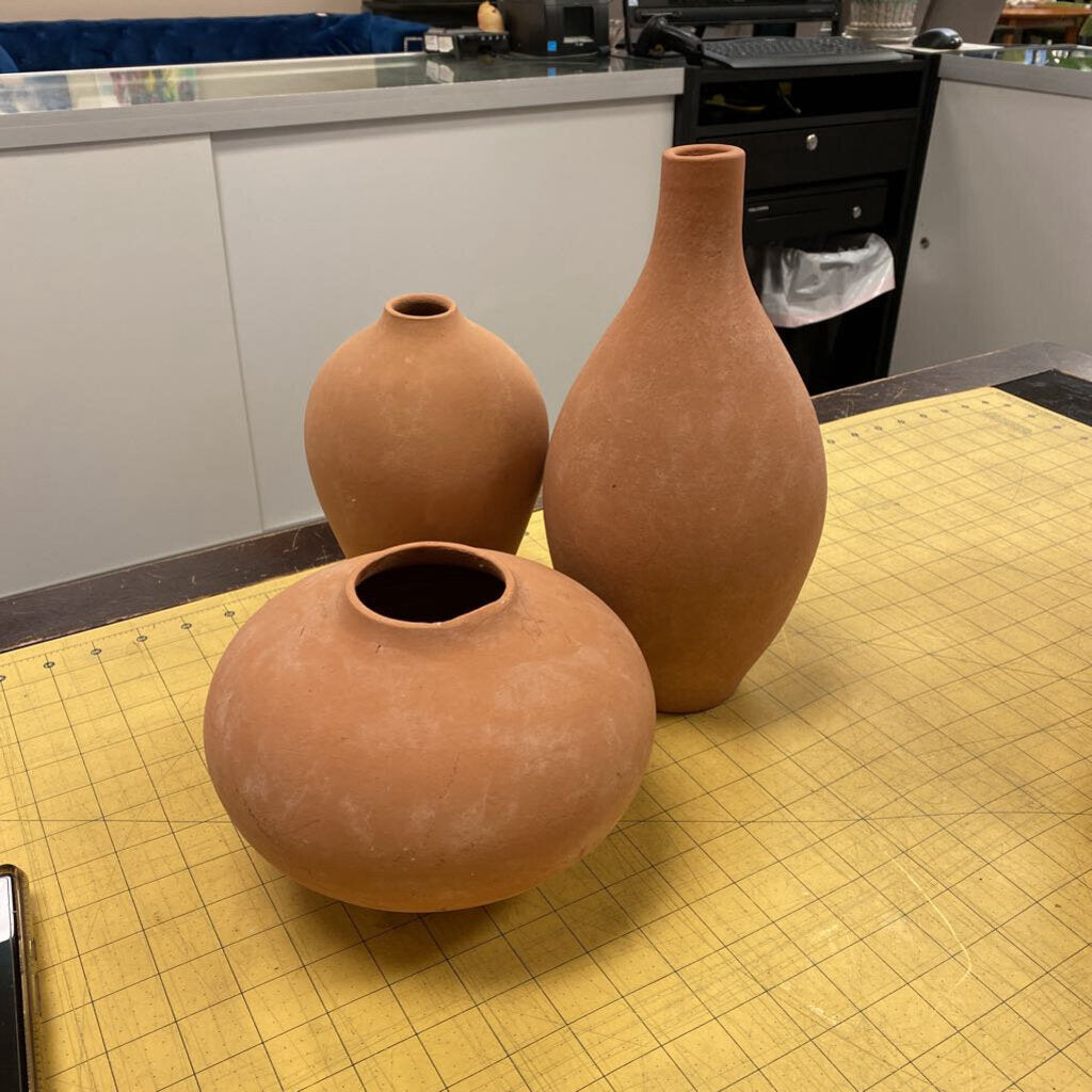 3x Pottery Terracotta urns