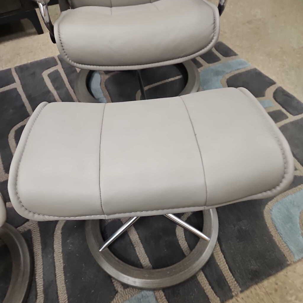 Stressless Admiral Classic Leather Recliner with Footrest (Medium)