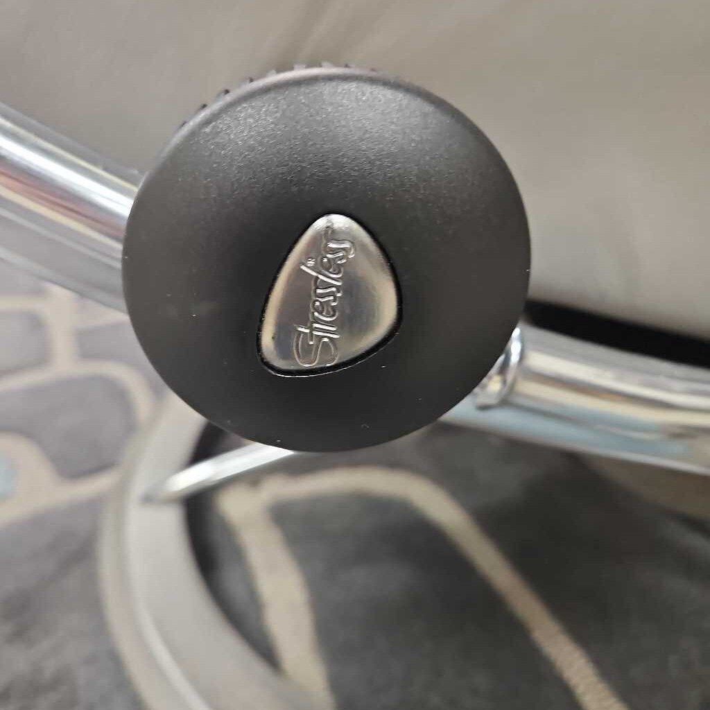 Stressless Admiral Classic Leather Recliner with Footrest (Medium)