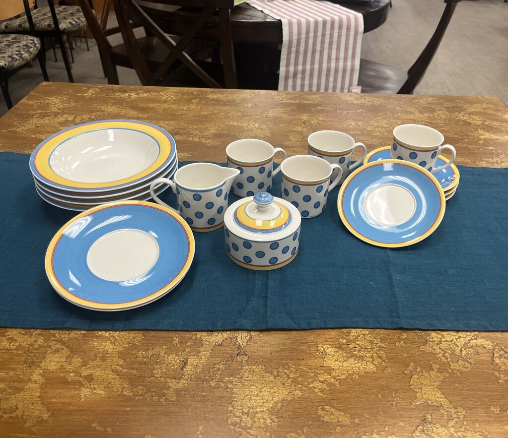 Villeroy & Boch "Twist-Anna" - Sugar/Creamer (x1), Teacups/Saucers (x4), Appetizer Plates (x2), Bowls (x4)