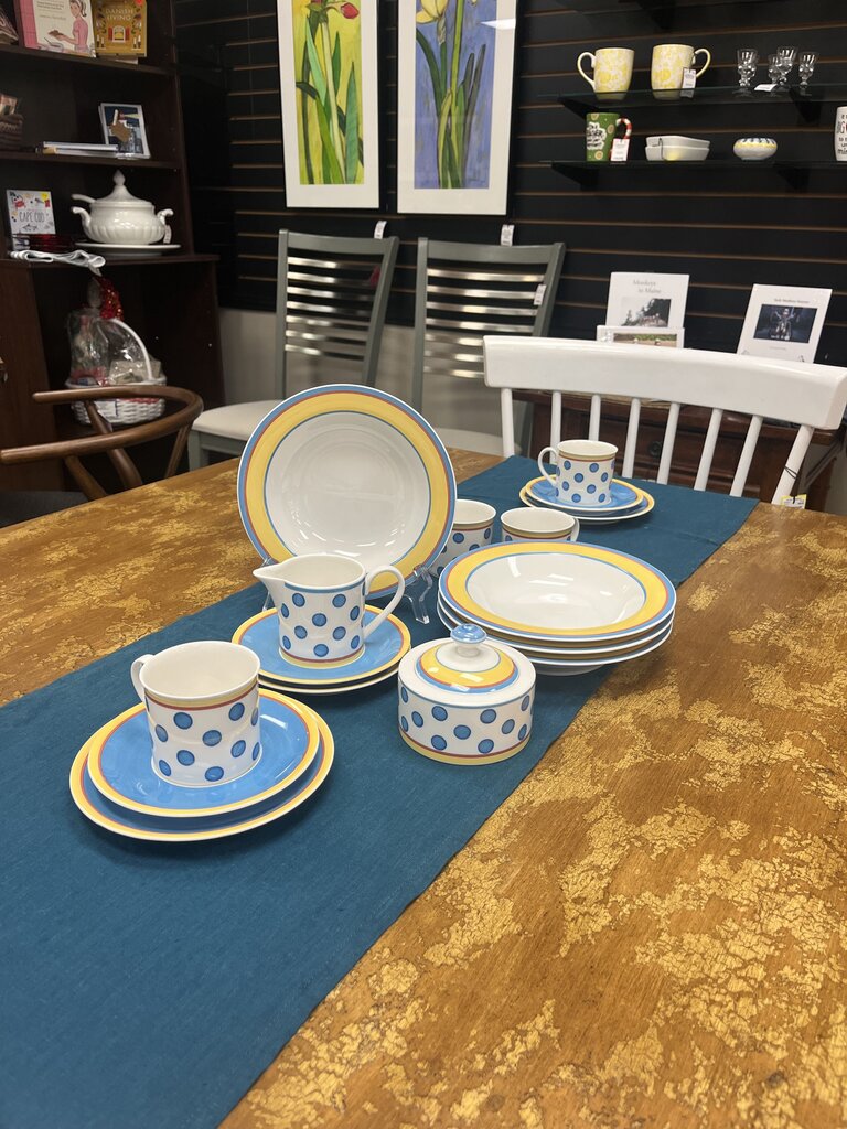 Villeroy & Boch "Twist-Anna" - Sugar/Creamer (x1), Teacups/Saucers (x4), Appetizer Plates (x2), Bowls (x4)
