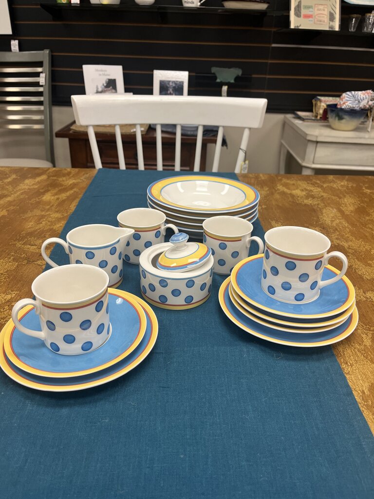Villeroy & Boch "Twist-Anna" - Sugar/Creamer (x1), Teacups/Saucers (x4), Appetizer Plates (x2), Bowls (x4)