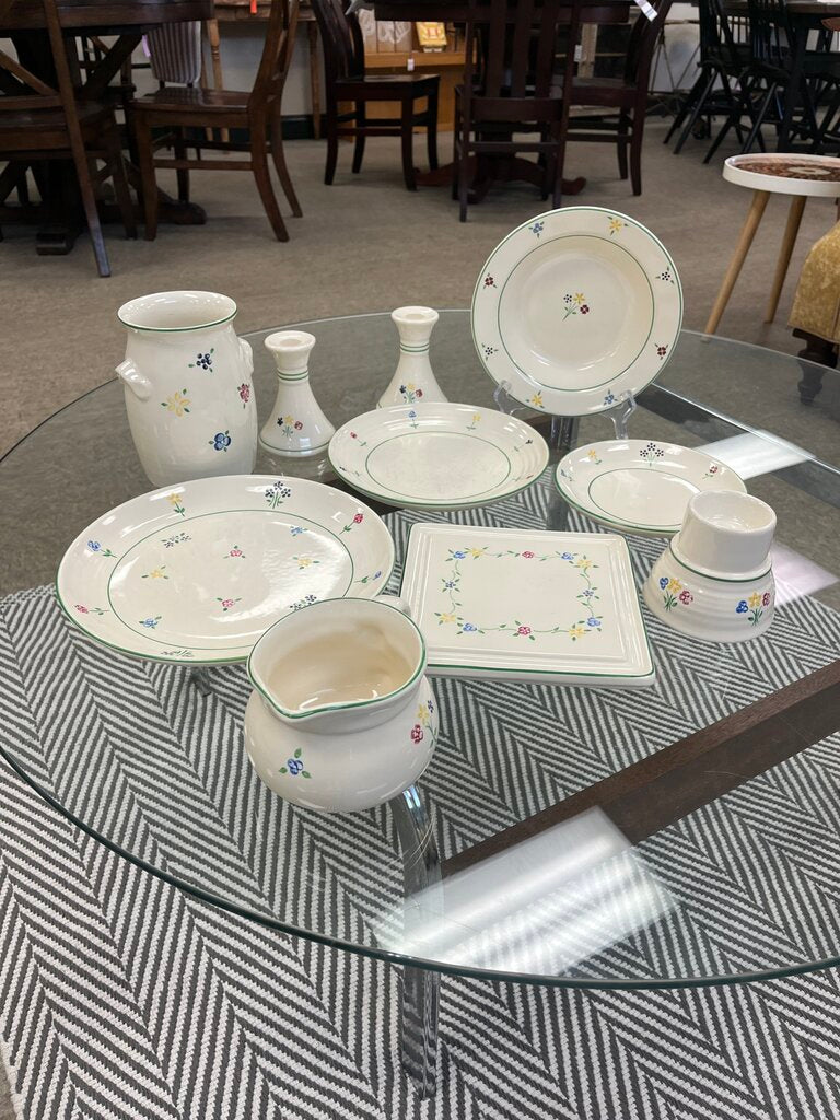Vickie Hanson Dinnerware Set (22 pcs)