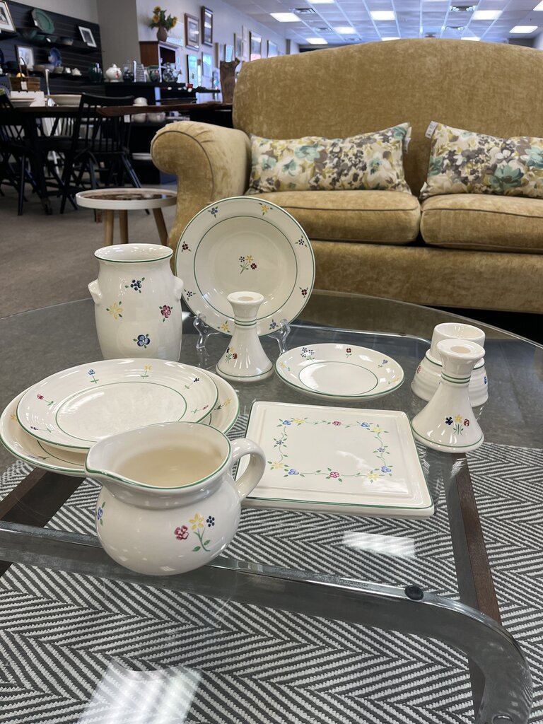 Vickie Hanson Dinnerware Set (22 pcs)