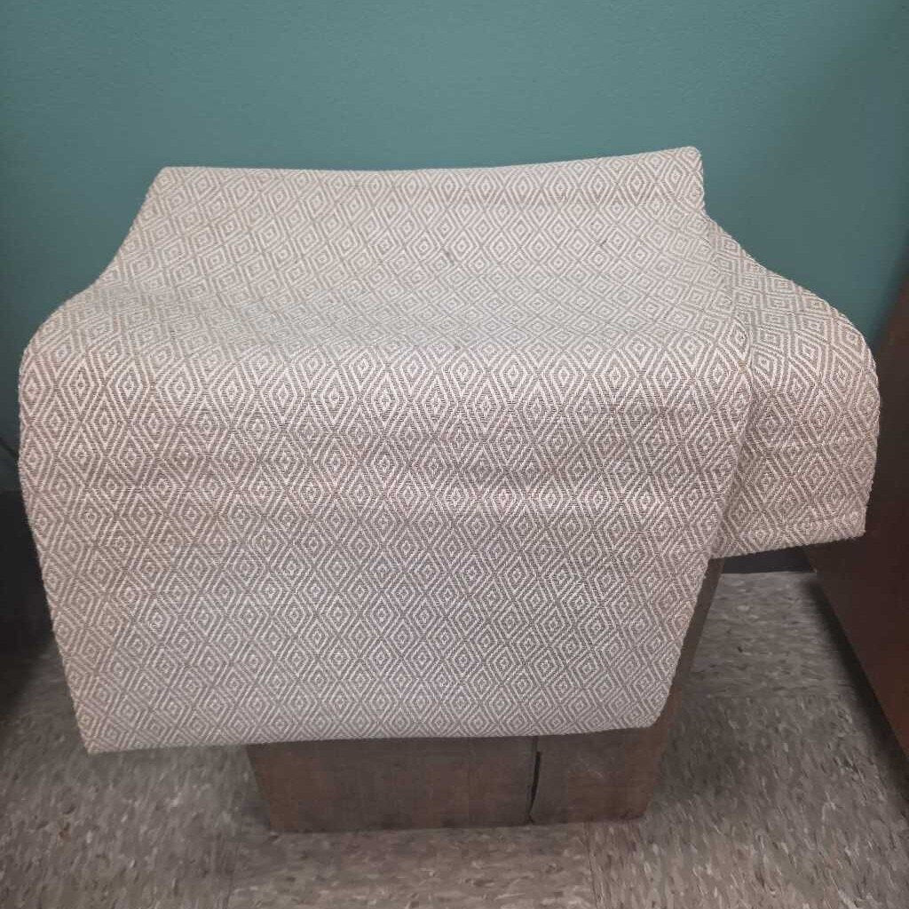 Diamond Patterned Table Runner
