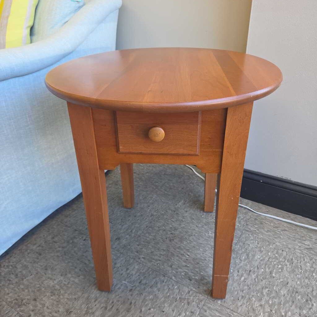 Leister's Furniture Round Top Cherry End Table