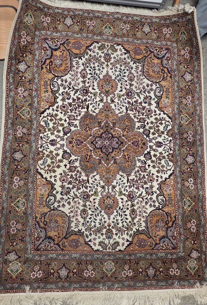 Hand Knotted 100% Wool Persian Tabriz Area Rug with Fringe
