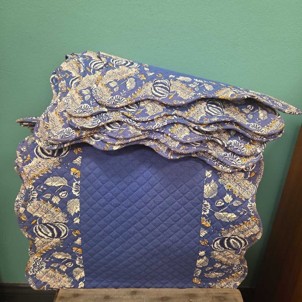 Williams Sonoma Reversible 100% Cotton Quilted Placemats (6) and Table Runner (1) - NEW
