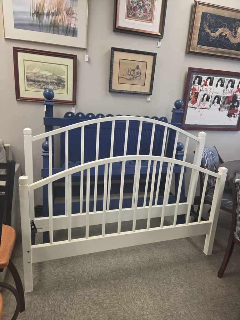 Vermont Tubbs Arched Spindle Wood Bed Frame (Queen)